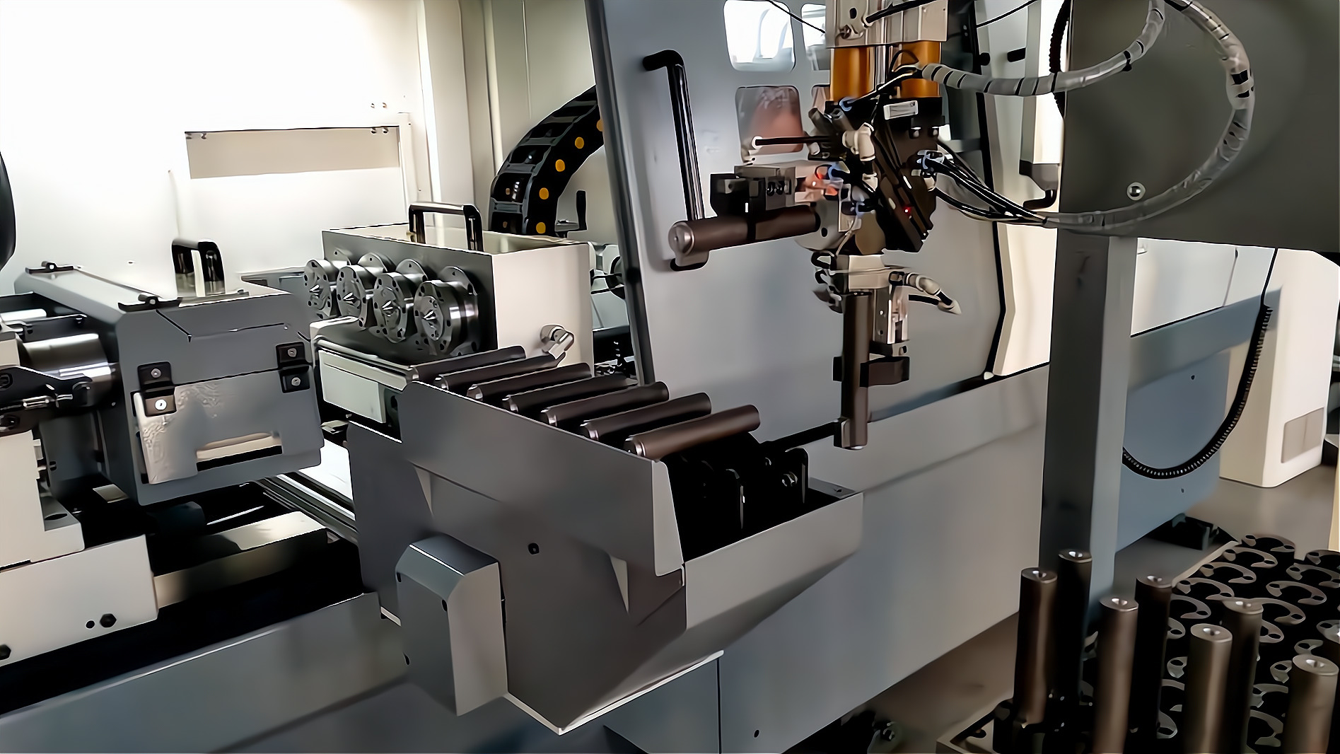 ZK2115×4B/500A 深孔鉆床配置桁架機(jī)械手，加工手槍槍管單機(jī)自動化